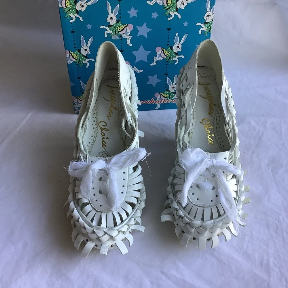 NWB Y2K Women’s Irregular Choice White Leather Carved Wood Wedge Heels Sz 8 - Picture 6 of 10